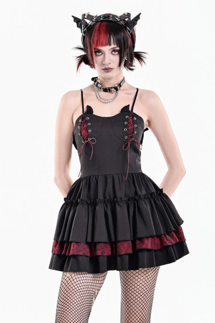 Schwarz/Rotes Gothic-Slip-Minikleid mit Fledermausflügel-Schulterdekoration und Schnürung für Damen mit gestuftem Rüschensaum