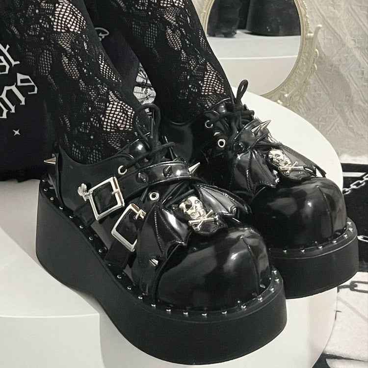 光沢のあるブラックのパンクゴシックリトルデーモンバットスカルクロスストラッププラットフォームシューズ