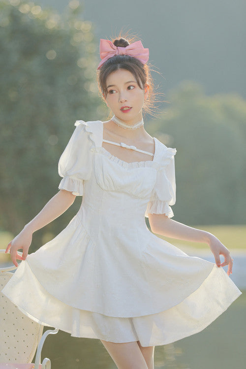 Süßes Lolita-Kleid aus weißem, gerüschtem, quadratischem Kragen und kurzen Ärmeln aus doppellagigem, geprägtem Stoff